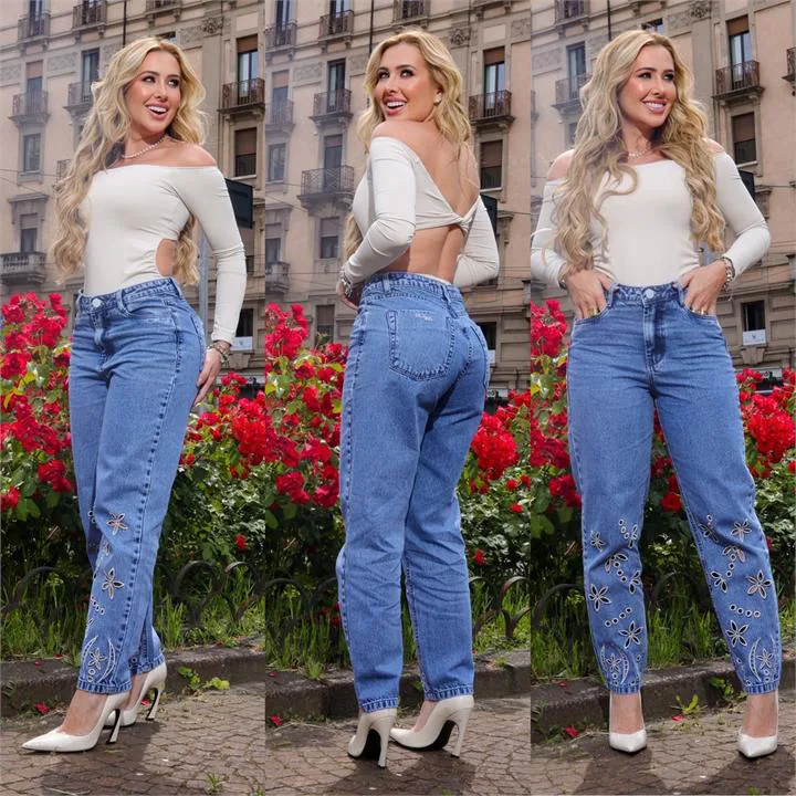 Calça Mom com Bordado